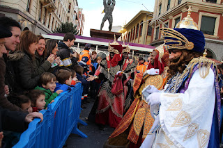 Cientos de personas dan la bienvenida a los Reyes