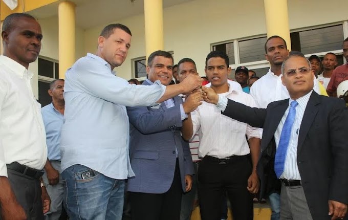 Danilo entrega autobus a Estudiantes Universitarios de Villa Altagracia