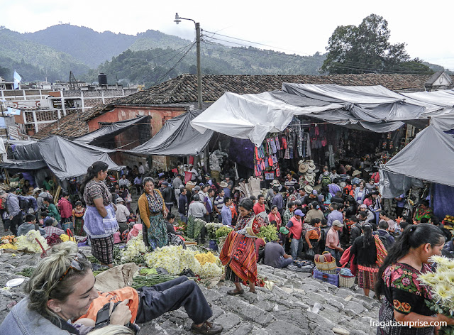 Escadaria da Igreja de San Tomás, em dia de mercado em Chichicastenango, Guatemala