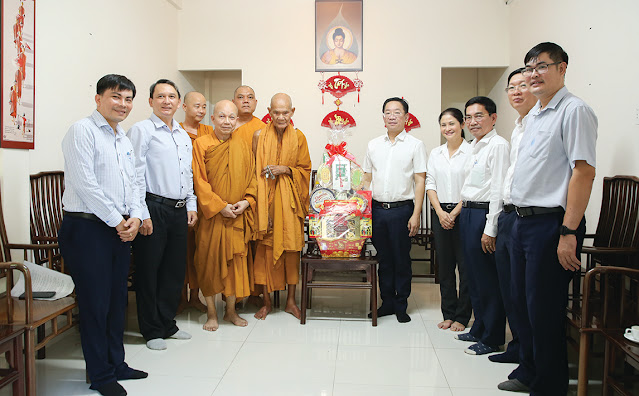 Đồng chí Lê Trần Kiên cùng các thành viên trong đoàn  thăm chúc Tết tại Tịnh xá Trung tâm. (Ảnh: TC)