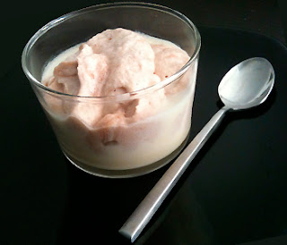 Espuma de castañas sobre mousse de chocolate blanco