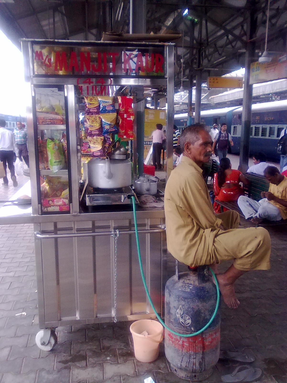 Ban on cooking gas in Railway station Officials warn ...