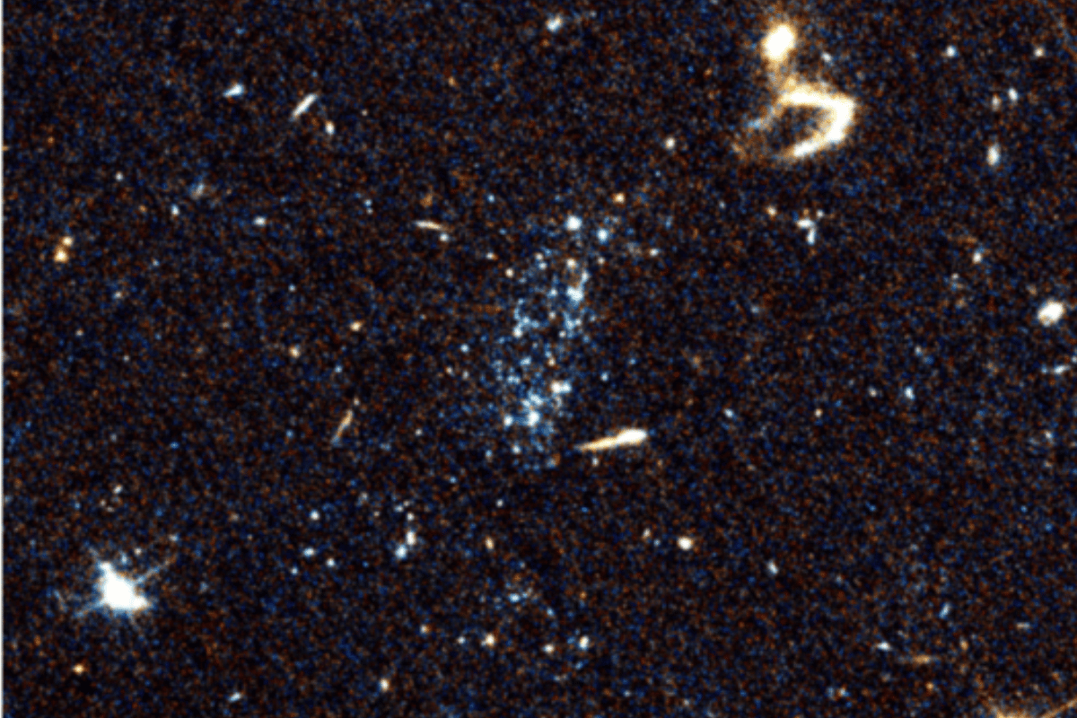 Se descubrió una galaxia con estrellas manchas azules que parecen ser extrellas muy jóvenes