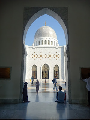 halaman dalam masjid sheikh zayed