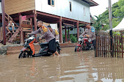 Kapolsek Tellu Limpoe dan Anggota Berikan Bantuan di Lokasi Banjir Kelurahan Arateng, Sidrap