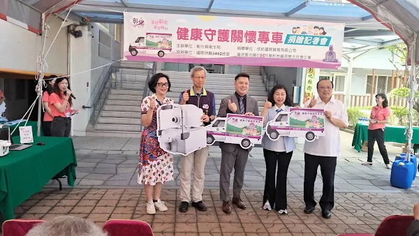 ▲彰化縣衛生局局長葉彥伯代表受贈，未來將協助推動縣內偏鄉健康促進與初期篩檢服務。（記者林明佑攝）