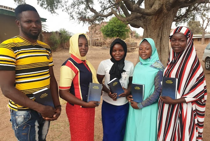 130 jóvenes recibieron sus propias Biblias: ¡Un emocionante regalo de vida para jóvenes valientes en Nigeria!