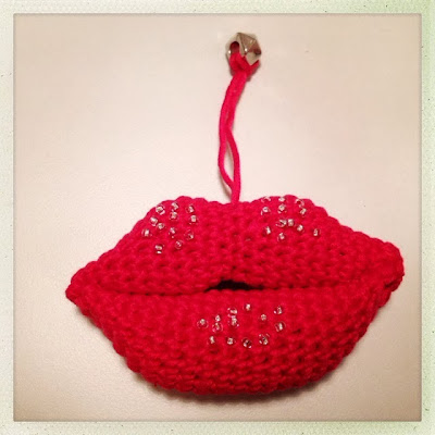 Amigurumi. Hæklede læber med perler. Crochet lips with beads. Christmas kisses.