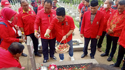 Ketua Umum Depinas Soksi Ir. Ali Wongso Sinaga dan Sekjen Dr. Ilyas Indra Beserta Jajaran Dalam Rangka HUT Soksi Ke 63 Ziarah Makam Pahlawan