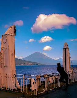 Puncak Gunung Agung Dilihat dari Laut Bali