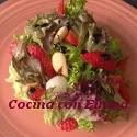 Ensalada con frutos secos y fresas