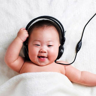 Foto gambar bayi lucu mendengarkan musik 8