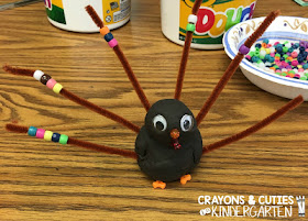 Easy DIY turkey crafts for your classroom, including FREE turkey activities, turkey headband, pattern block turkey, handprint turkey and many more Thanksgiving crafts and activities for kids!  You won’t want to miss the adorable popsicle stick turkey!