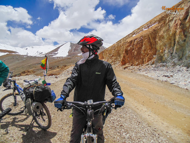 Manali-Leh highway self supported cycling hindi blog