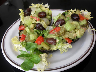 Aguacates rellenos de ensalada.