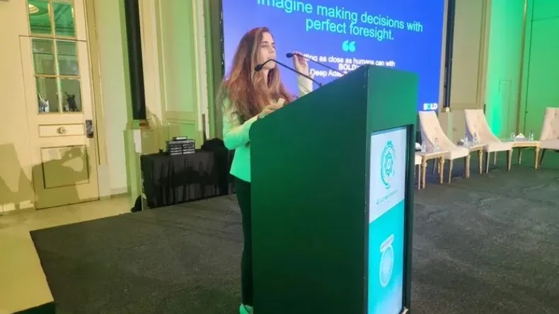 Dra. Nirit Ofir, uma pesquisadora israelense sobre o Oriente Médio, dá uma palestra em uma conferência de segurança realizada em Riad, na Arábia Saudita | Crédito da foto: Henrique Cymerman