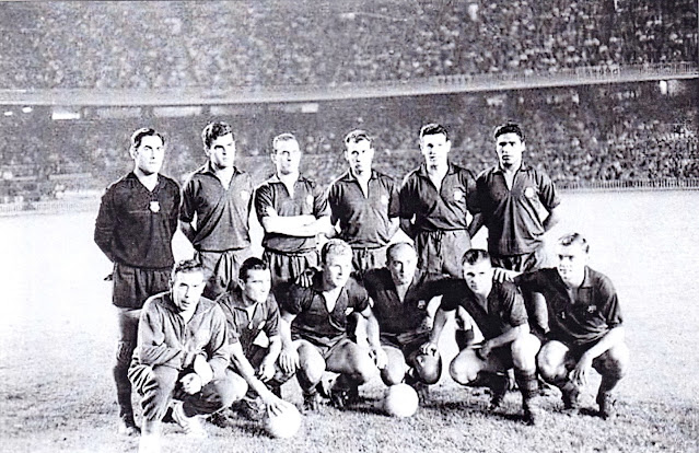 📸C. F. BARCELONA 📆30 agosto 1961 ⬆️Ramallets, Foncho, Rodri, Gracia, Segarra, Benítez. ⬇️Claudio Pellejero (utillero), Szalay, Kuibala, Di Stéfano, Puskás y Zaldúa. C. F. BARCELONA 4 🆚 STADE DE REIMS 3 Miércoles 30/08/1961, 22:30 horas. Partido amistoso de homenaje a Ladislao Kubala. Barcelona, Nou Camp. GOLES: ⚽1-0: Di Stéfano. ⚽2-0: 24’, Di Stéfano. 3-0: 47’, Vergés. 4-0: 48’, Benítez. ⚽4-1: 69’, Akesbi. ⚽4-2: 73’, Akesbi. ⚽4-3: 89’, Muller.