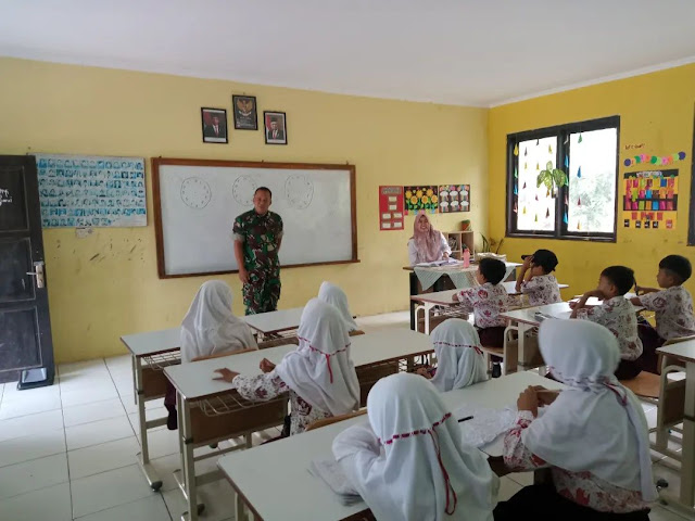 Babinsa Koramil 0602-13/Padarincang Ajarkan Kedisiplinan Di SD Negeri 2 Citasuk