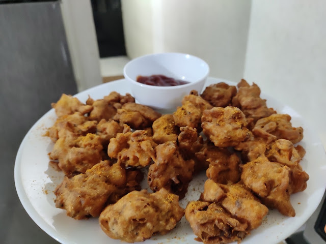 Food Blogger making Pakodas or Fritters