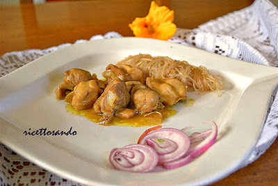 Pollo al curry ricetta cinese patto etico accompagnato da riso a vapole o fili di soia