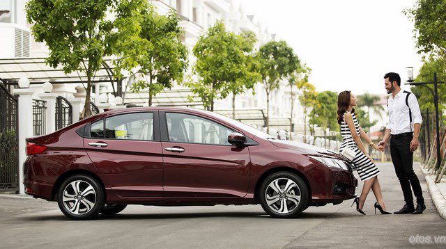 Siêu mẫu Khánh Ngọc gợi cảm bên xe oto Honda City 2016