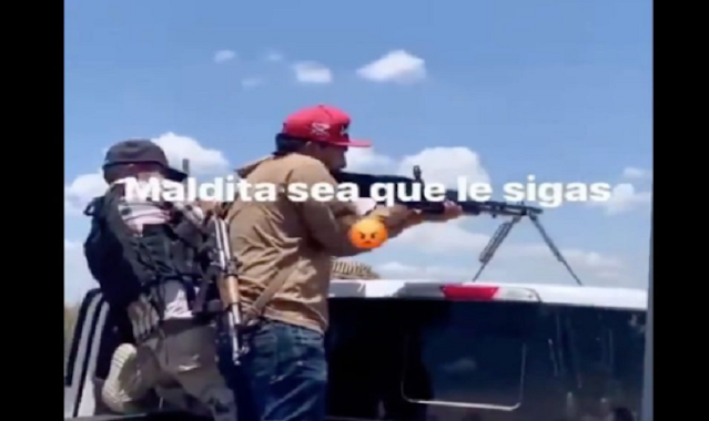 VIDEO.- Sicarios de "Los Chapitos" enseñando a usar las armas una M60 a un nuevo recluta