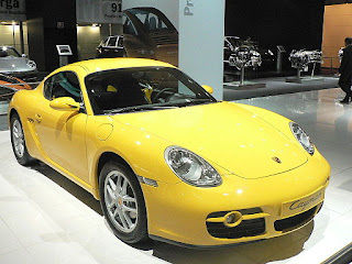 Une Porsche Cayman jaune