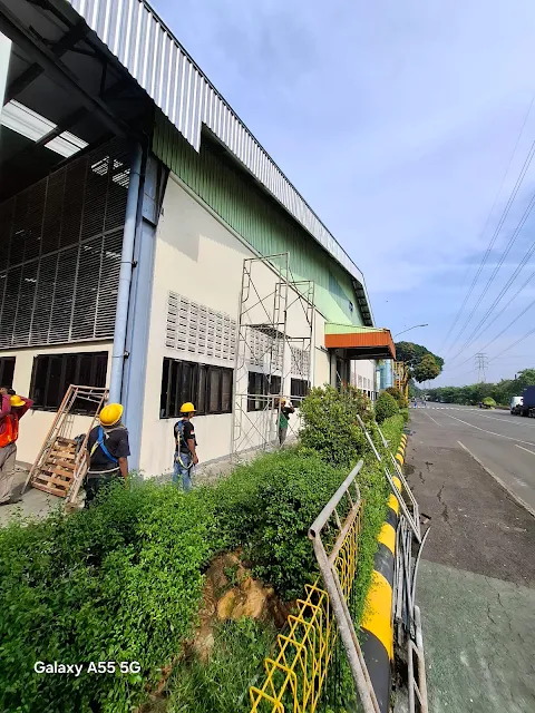 pemasangan scaffolding profesional di proyek bangunan industri oleh tim konstruksi berpengalaman