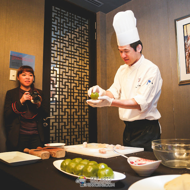 Chef Lo Tion Sion demonstrated how he made the mooncake during the blogger moocake tasting sessions