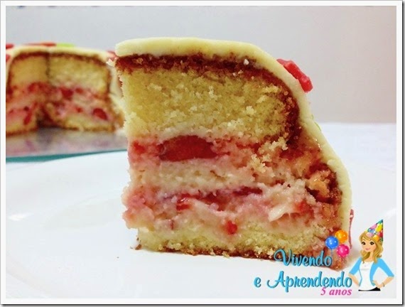 Bolo decorado com pasta de leite em pó Bolo decorado com pasta de leite em pó5
