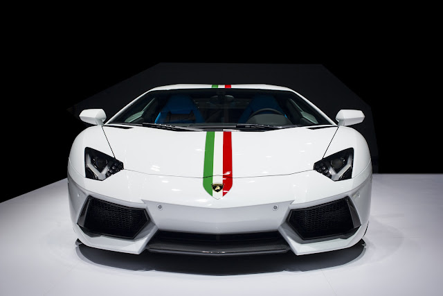 White Lamborghini HD Wallpaper - Frontispiece