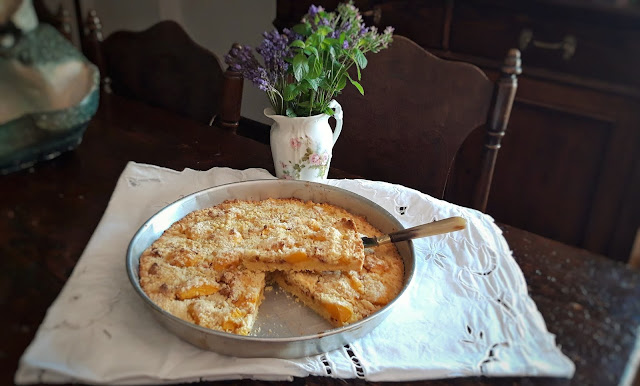 frolla sbriciolata di pesche e amaretti