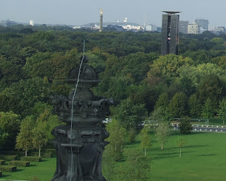 Reichstag çatısında heykeller 2