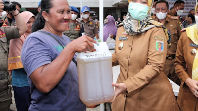 Wagub Lampung Adakan Pelepasan Minyak Goreng dan Buka Pasar Murah Bersubsidi di Tulang Bawang Barat