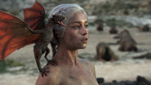 Game of Thrones - Daenerys Targaryen, nua, com um de seus dragões