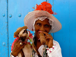 Fabulous Image of a Havana woman with Cat and enjoys an immense Cigar in Cuba