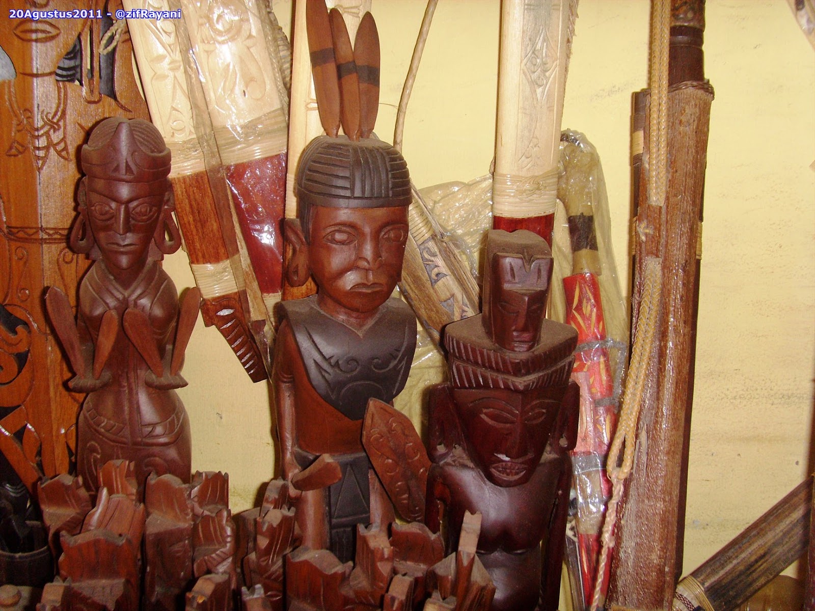 Pusat Perdagangan Tradisional SMD SOUVENIR Suku DAYAK 