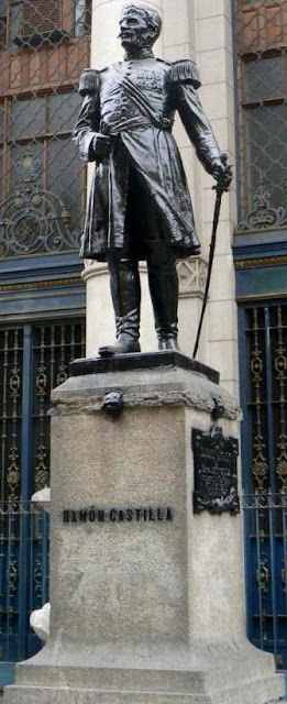 Foto a la estatua de Ramón Castilla parado