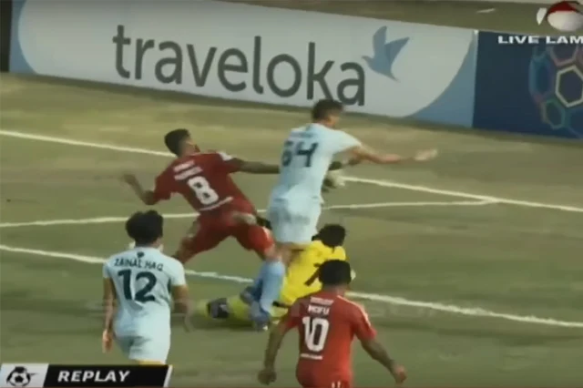 Persela Lamongan goalkeeper Choirul Huda collides with teammate Ramon Rodrigues