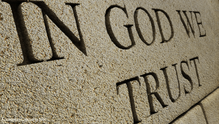 Lema "En Dios confiamos" en escuela estadounidense