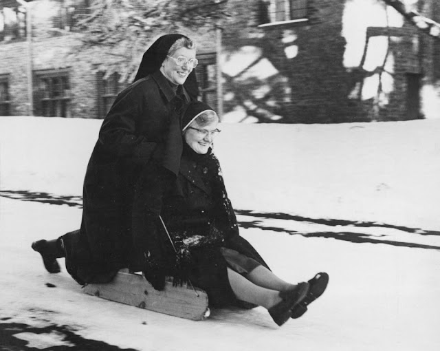 Divertidas fotografías de monjas pasándoselo bien en los años 60