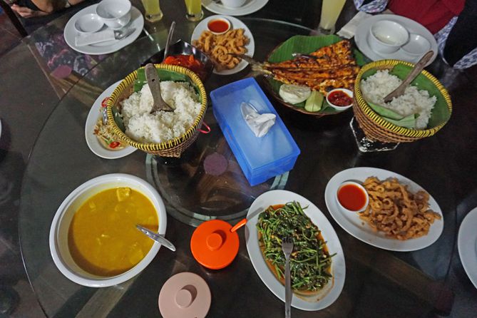 Kuliner malam di Laut Restaurant Bangka