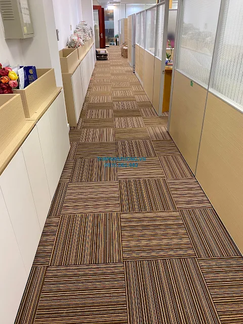 Thảm trải sàn văn phòng, thảm tấm kẽ sọc vàng, đế cao su