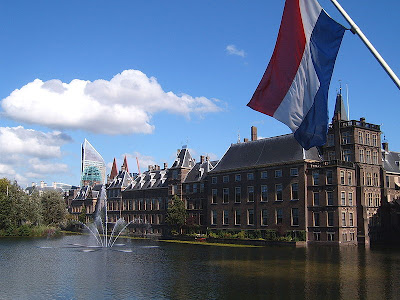 The+Binnenhof,+Den+Haag,++is+the+centre+of+Dutch+politics..jpg (400×300)