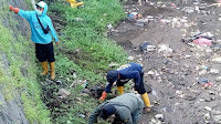 Pelihara Kwalitas Sungai, Satgas Sektor 22 Sub 04 Bersihkan Sungai Cikapundung Cijagra