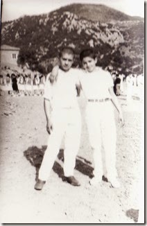 Γυμν.επιδείξεις , δυο γειτονάκια , φίλοι και συμμαθητές , ο Νίκος Καντζιός και ο Αλέκος  Λαλαγιάννης , σε  αναμνηστική  φωτογραφία