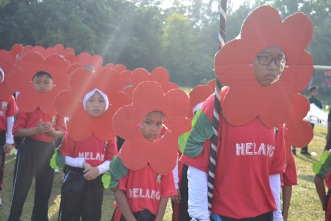 tema flora dan fauna merah