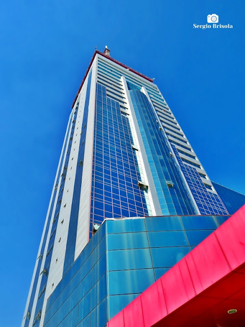 Perspectiva inferior do edifício da Universidade UNIP Paraíso - Liberdade - São Paulo