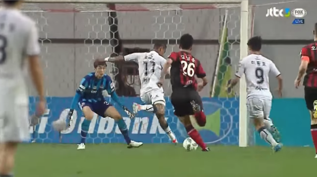 Lopes puts FC Seoul to the sword with his second (and Jeonbuk's 3rd) of the night. (Photo Credit: JTBC3)