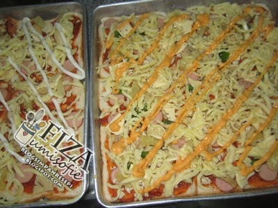 Tempat Fiza Simpan Resepi: Pizza Roti Putih - Sosej & Ayam